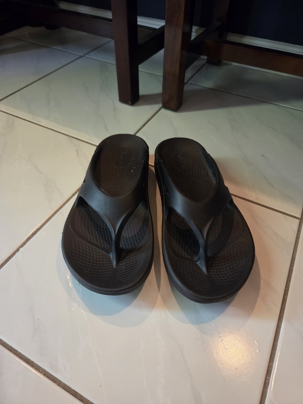 OOFOS Women's Black Supportive Flip Sandals